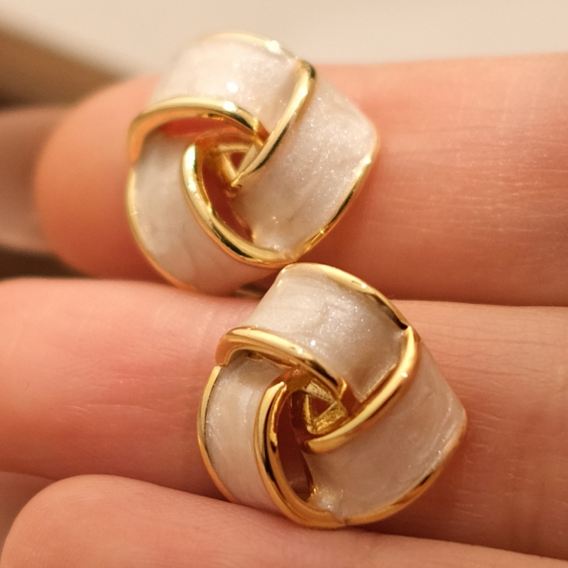 Women's Exquisite Vintage Enamel Flower Stud Earrings